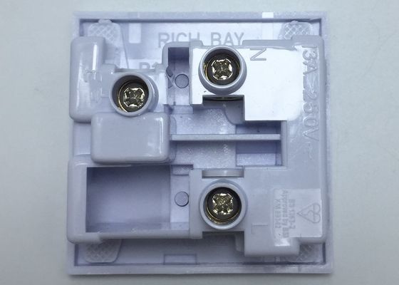 Il BSI ha approvato le spine dell'incavo RB-02 dello sbocco 3 di Palo 13A 250V di parete di potere BRITANNICO femminile britannico del pannello e gli incavi elettrici BS 1363