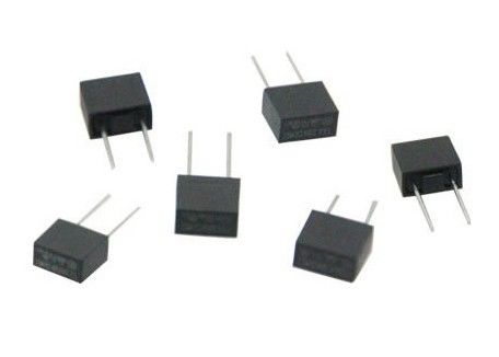 A forma di scatola al piombo radiali del PWB del ccc CQC PSE rallentano il fusibile miniatura MST 002 2A 250VAC 300V 400V 8.35x7.7mm del colpo